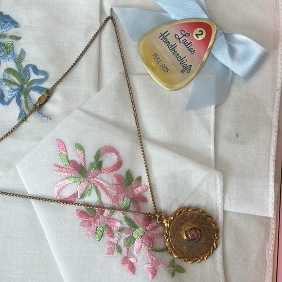 Vintage handkerchiefs - Picture 4 of 4
